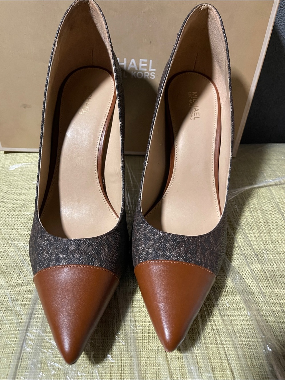 Michael Kors Brown Logo Keke Pointed Toe Heel Pump SZ. 10 - Picture 2 of 9